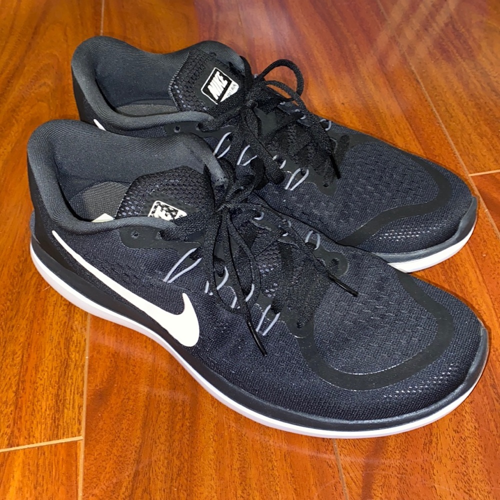 Nike flex RN in black with white sole